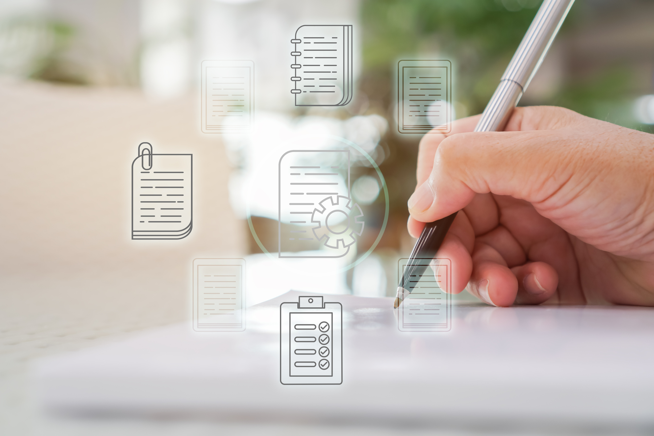 Una persona escribiendo alguna información, adelante tiene algunos íconos 