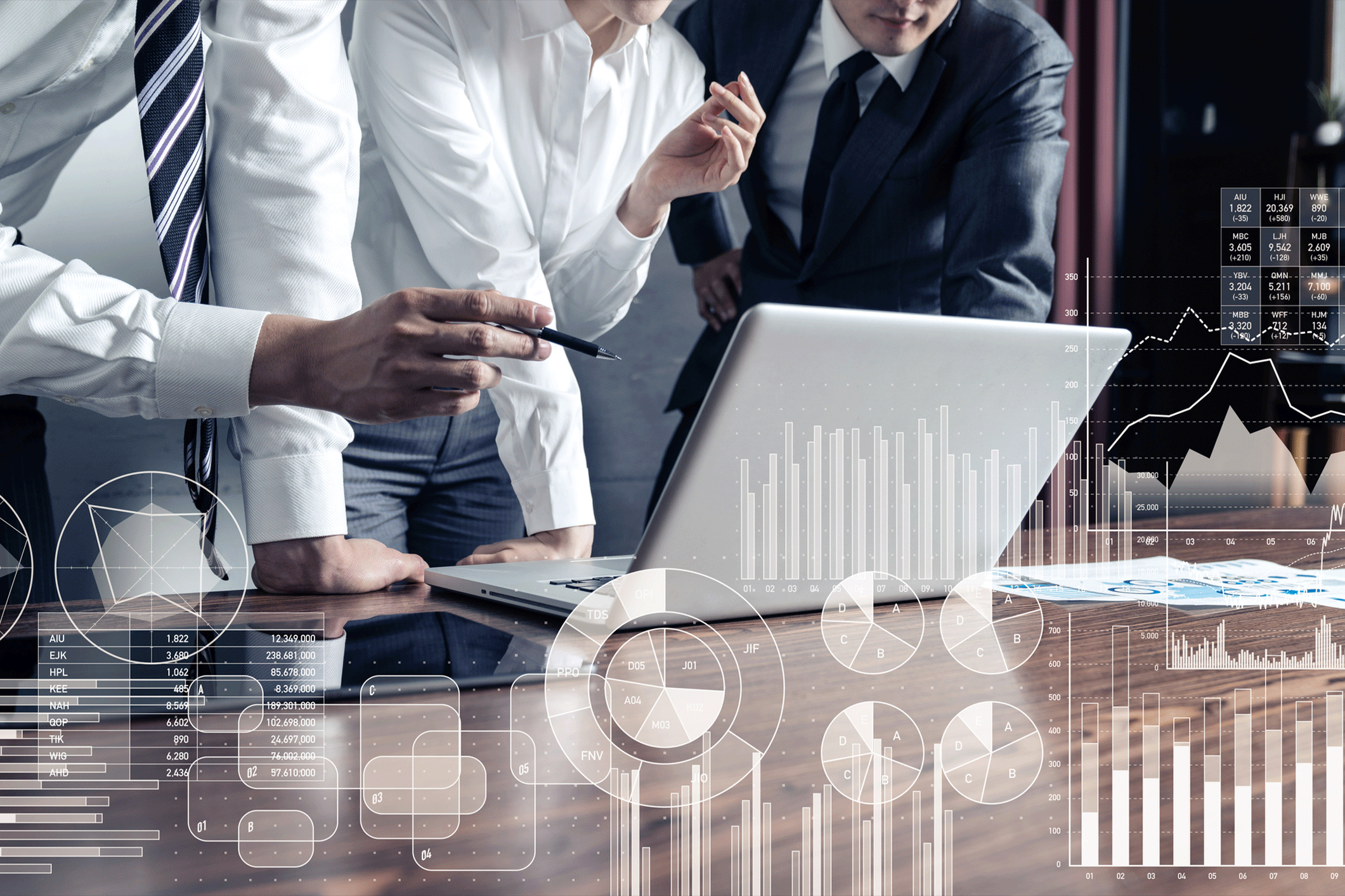 Persona frente a su computador, enseñando información a otras personas, relacionado con Visión